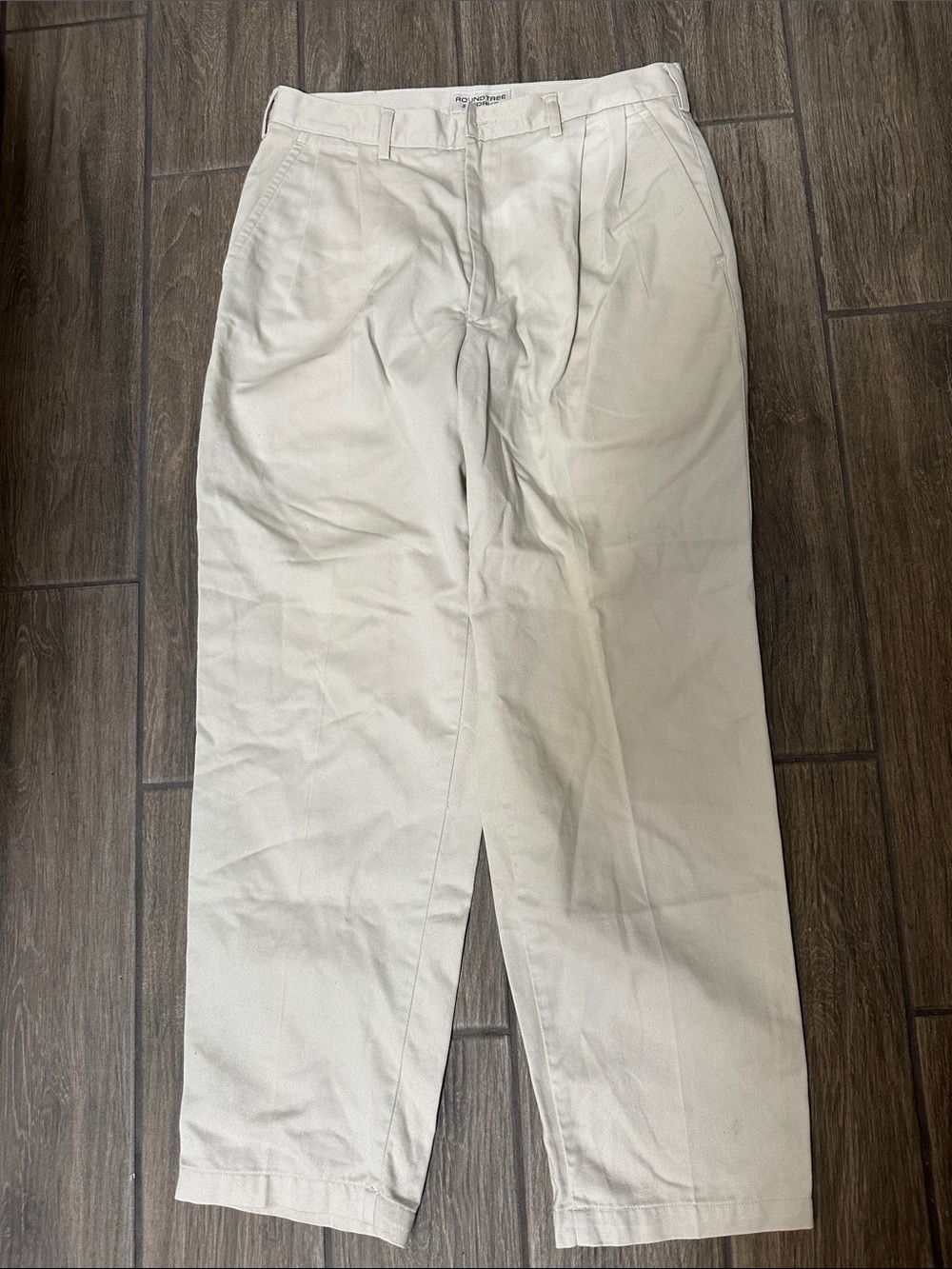 Roundtree and Yorke pleated dress slacks in cream. 32/30. 100% Cotton